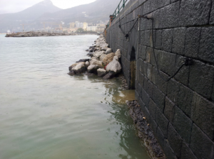 Lo scarico fognario dal quale sarebbero entrati i ladri per raggiungere le Poste centrali di Salerno